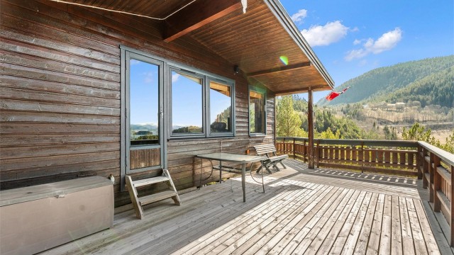 Overbygd terrasseparti med le for vær og vind, som forlenger utesesongen betraktelig.