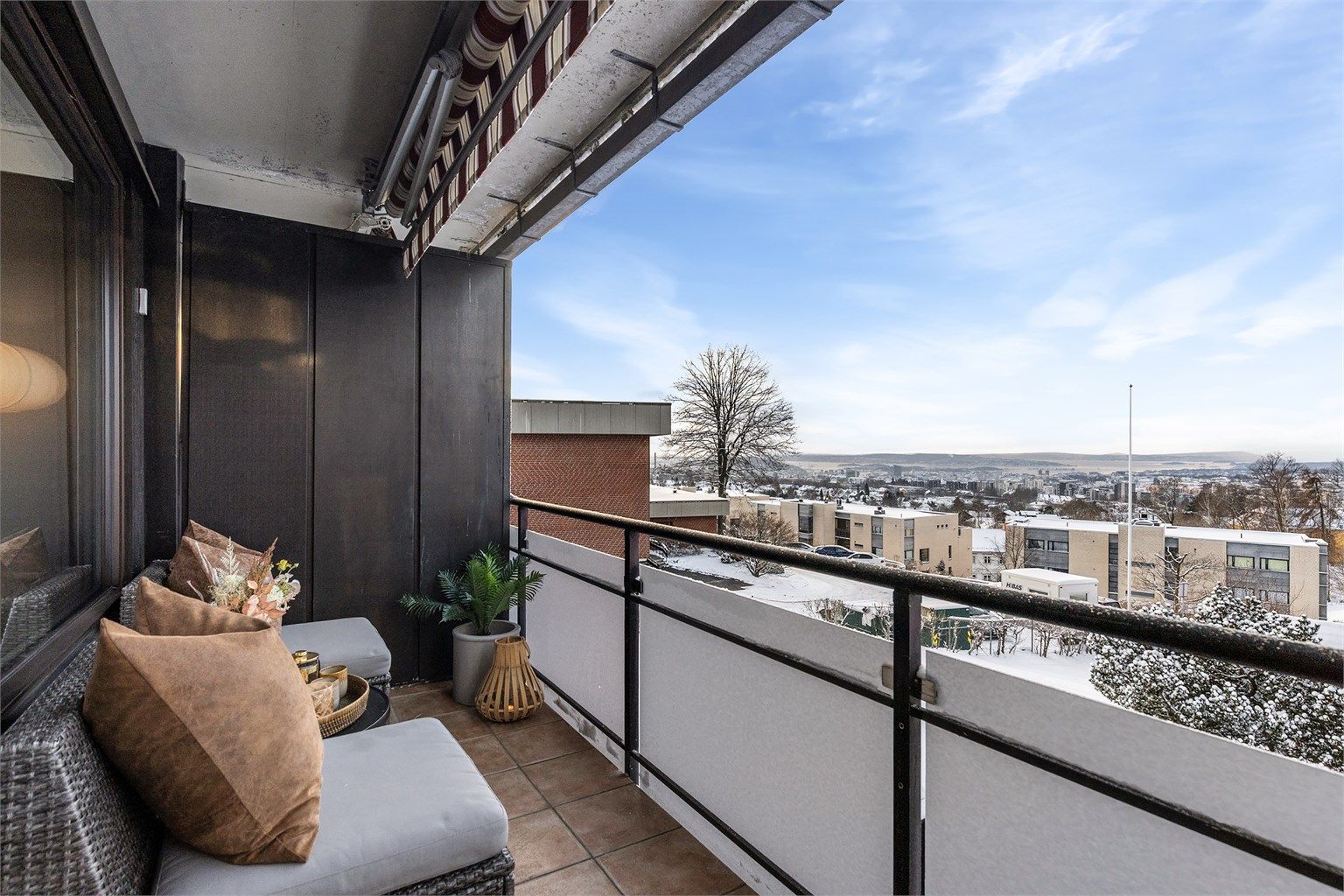 Solrik sørvendt balkong med fantastisk utsikt. Foto: Petter Tanum Larsen