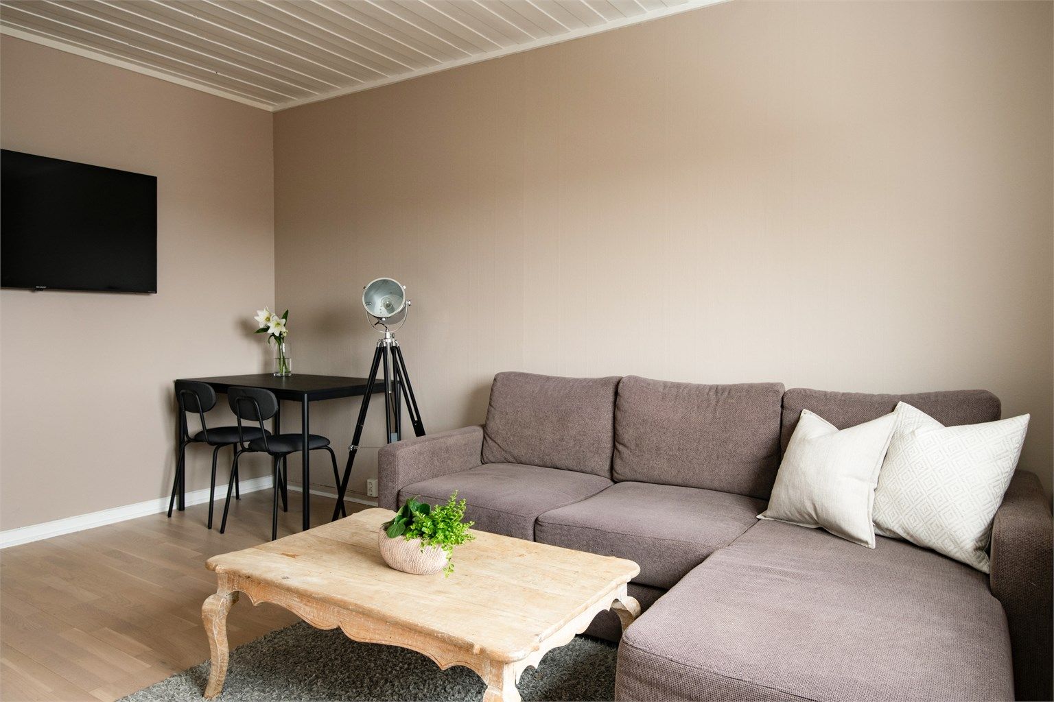 Eiendommen har en meget attraktiv beliggenhet i et rolig boligområde med nærhet til Akerselva og marka. 