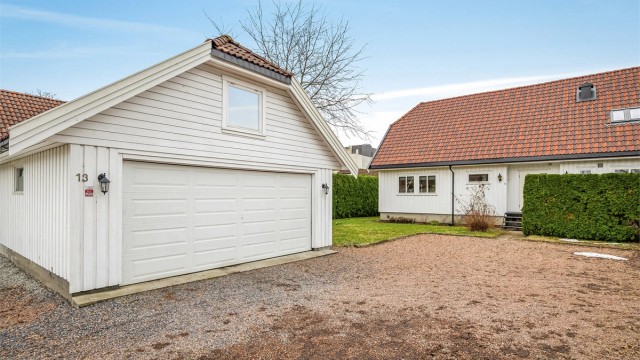 Parkering i dobbelgarasje på 43 kvm og i gårdsplass