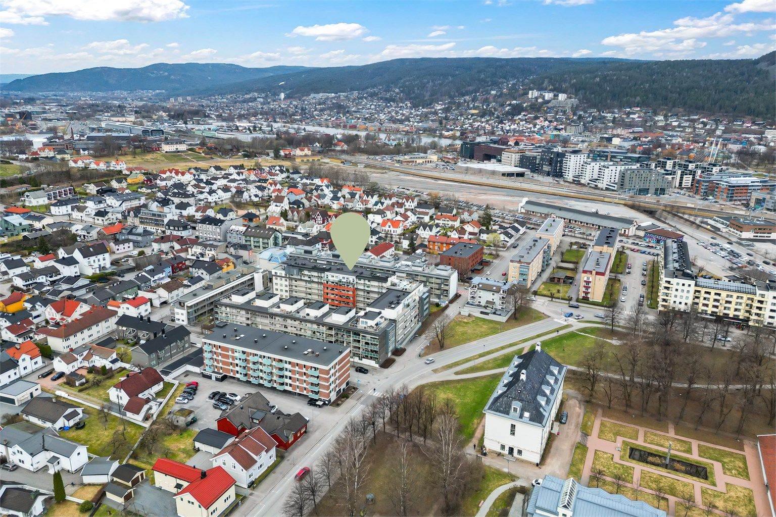 En attraktiv beliggenhet med nærhet til skoler, barnehager og idrettsanlegg.