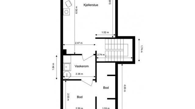 Kjelleretasjen er innredet med kjellerstue, vaskerom og to praktiske boder.