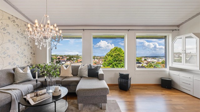 Flott utsikt over Mariero og Gandsfjorden fra stuen.