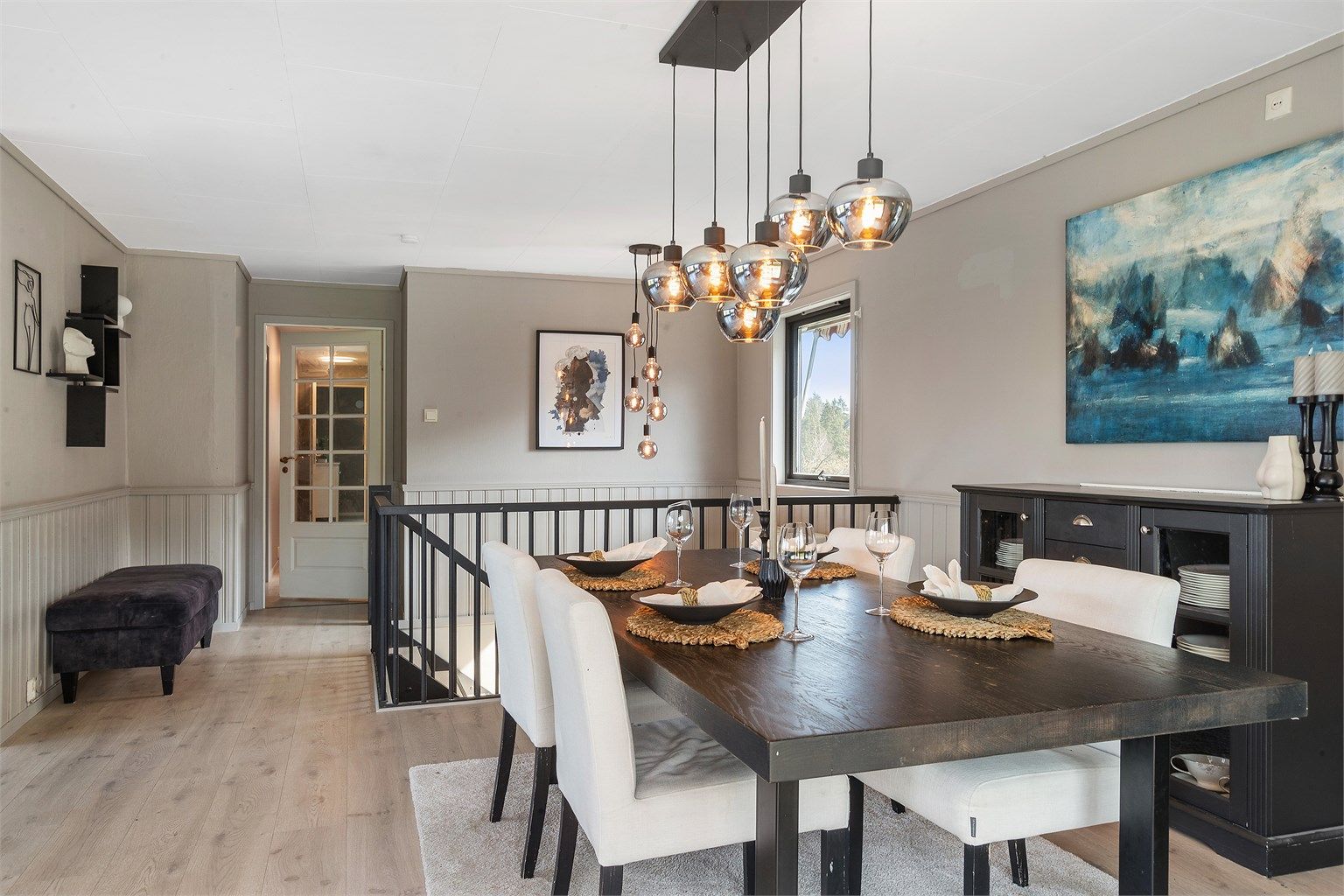 Fra spisestuen er det adkomst til boligens øvrige rom og trapp ned til sokkeletasjen.