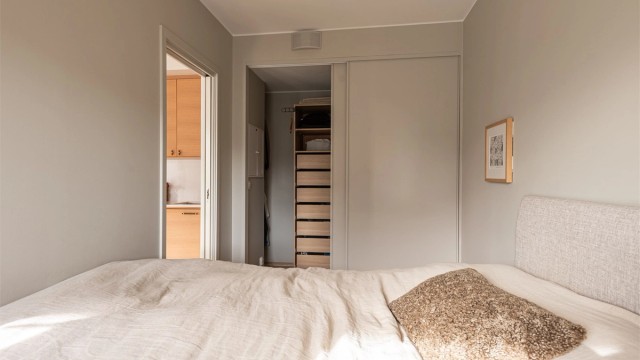 Romslig skyvedørsgarderobe med praktisk innredning av hyller og skuffer.
