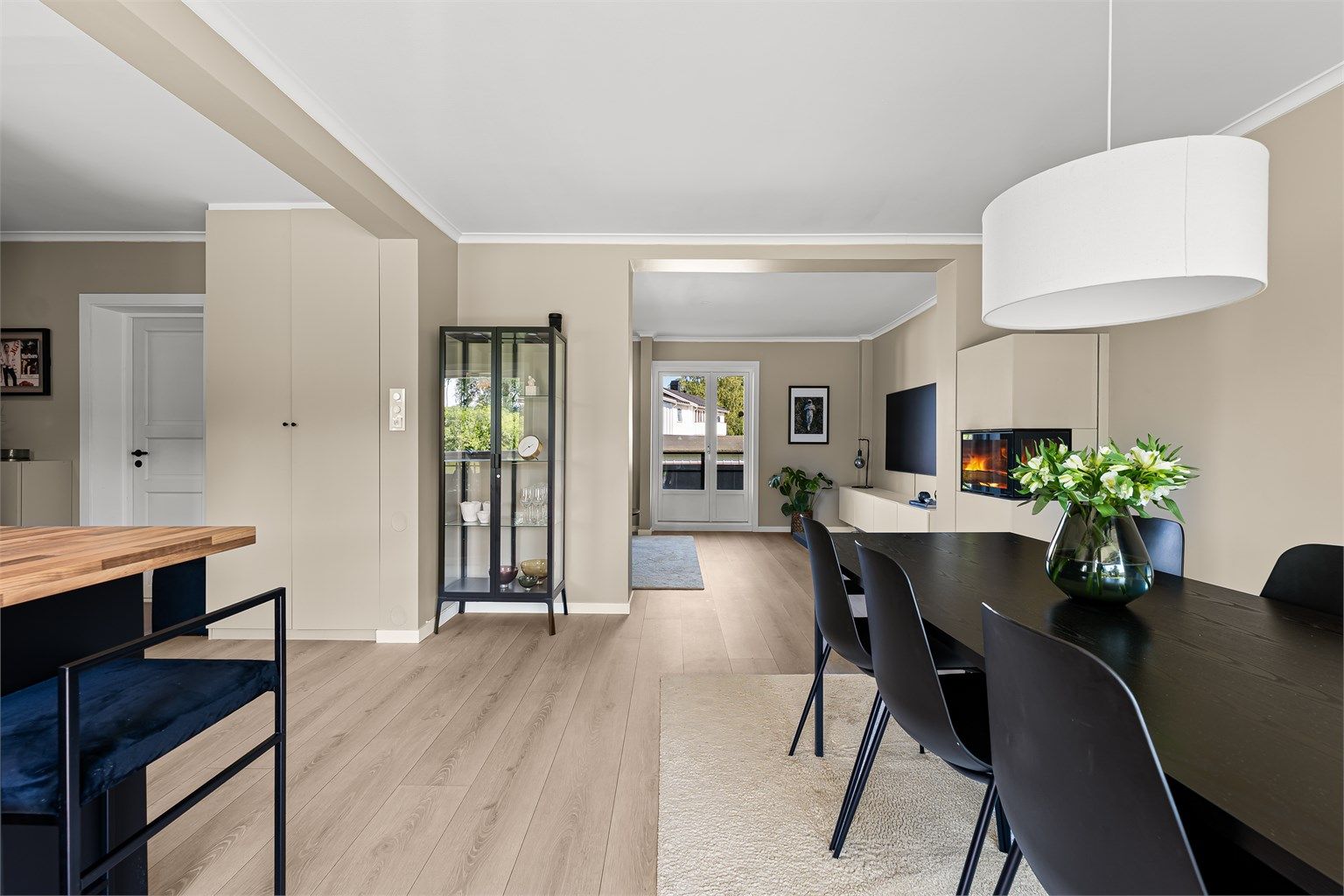 Velkommen til Eiksveien 1B - Lekker 3 (4)- roms leilighet med to uteplasser. Solrikt. Peis. Barnevennlig. Garasjeplass. Kort vei til T-bane. 