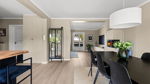 Velkommen til Eiksveien 1B - Lekker 3 (4)- roms leilighet med to uteplasser. Solrikt. Peis. Barnevennlig. Garasjeplass. Kort vei til T-bane.