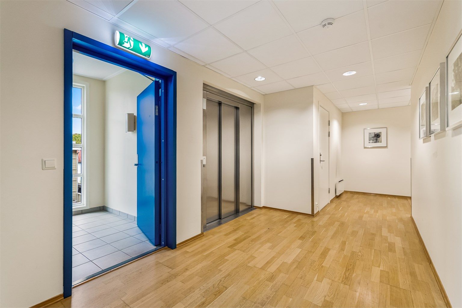 Heis i bygget gir enkel adkomst mellom etasjene og garasjekjelleren.