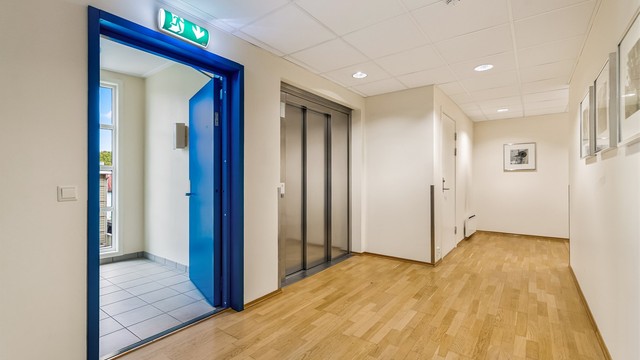 Heis i bygget gir enkel adkomst mellom etasjene og garasjekjelleren.