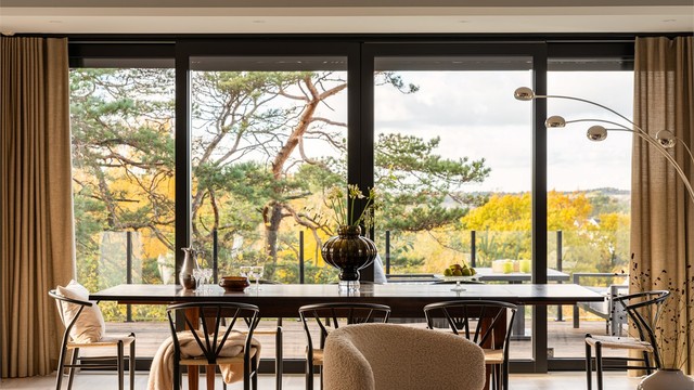 Gjennom stuens store vinduer ser du rett ut på et skiftende kystlandskap.