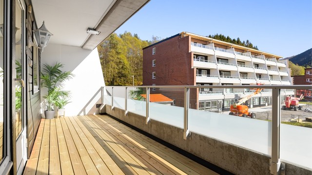 Her har man god plass til ønsket utemøblement, perfekt for å samle venner og familie på besøk.