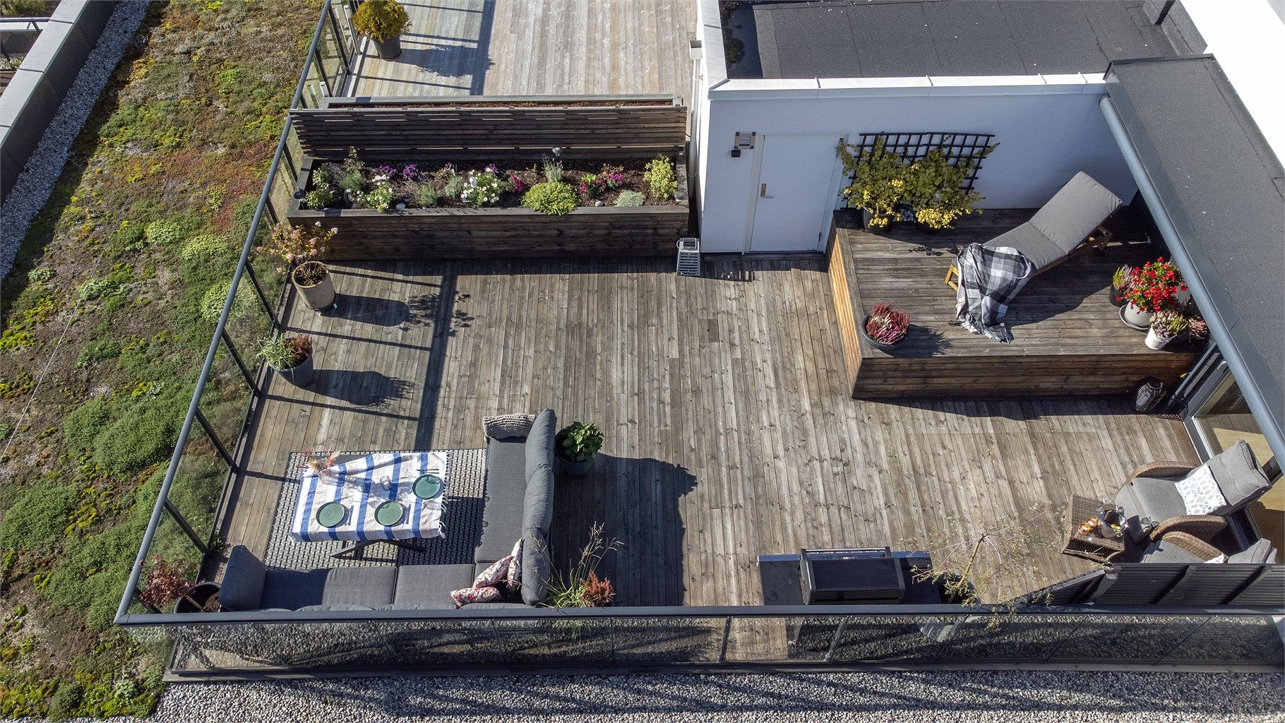  Leiligheten har to herlige og solrike uteplasser- en takterrasse og en balkong. Takterrassen er på hele 45 m² med god plass til å dele inn i soner.