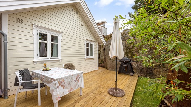 Uteplassen har god plass til spisebord og grill.