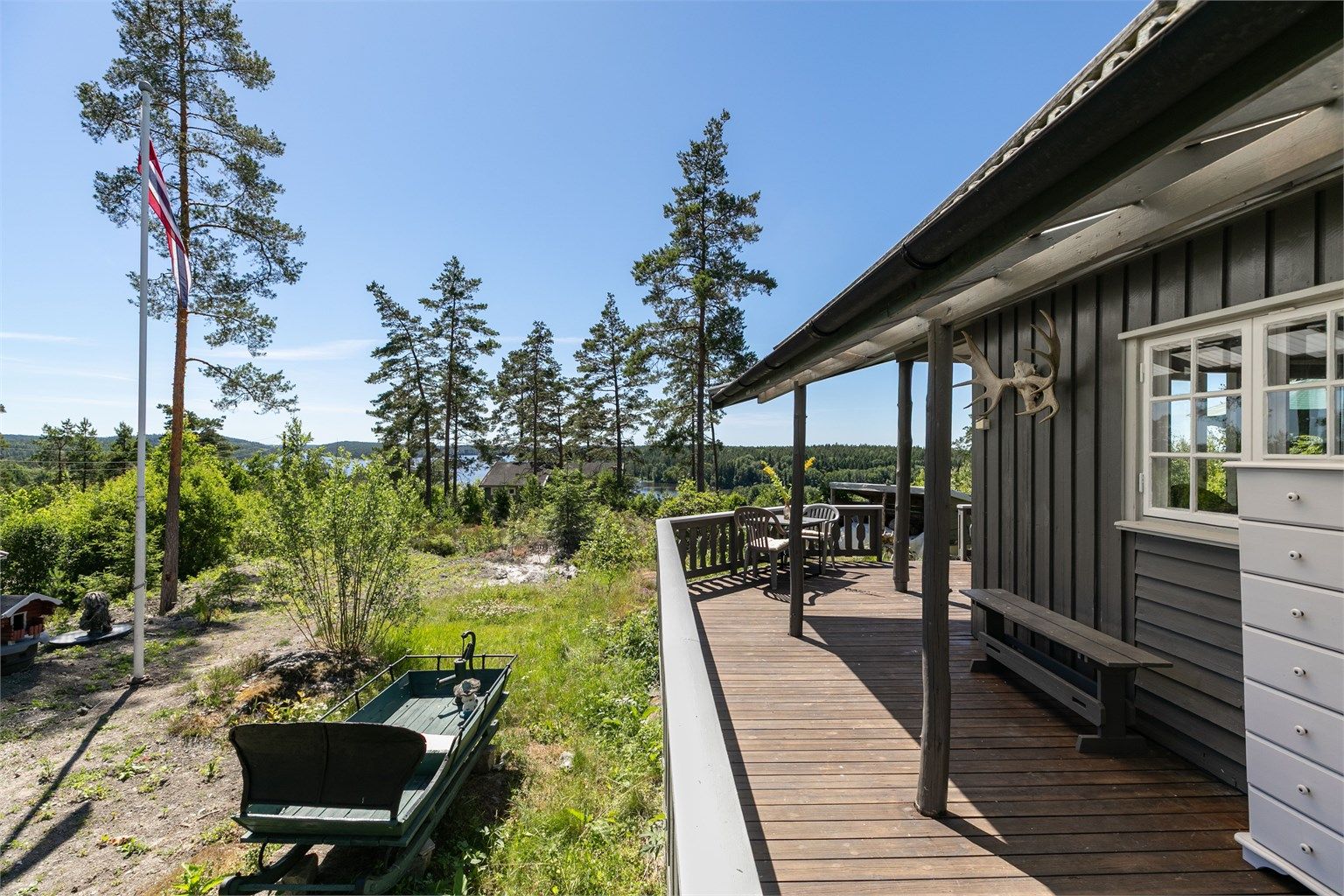 En nesten 55 kvm. stor terrasse omfavner hyttas solutsatt sider. Her kan du få med deg solen fra den står opp til den går ned.