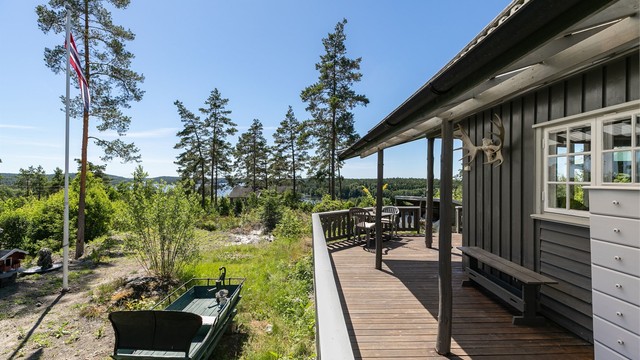 En nesten 55 kvm. stor terrasse omfavner hyttas solutsatt sider. Her kan du få med deg solen fra den står opp til den går ned.