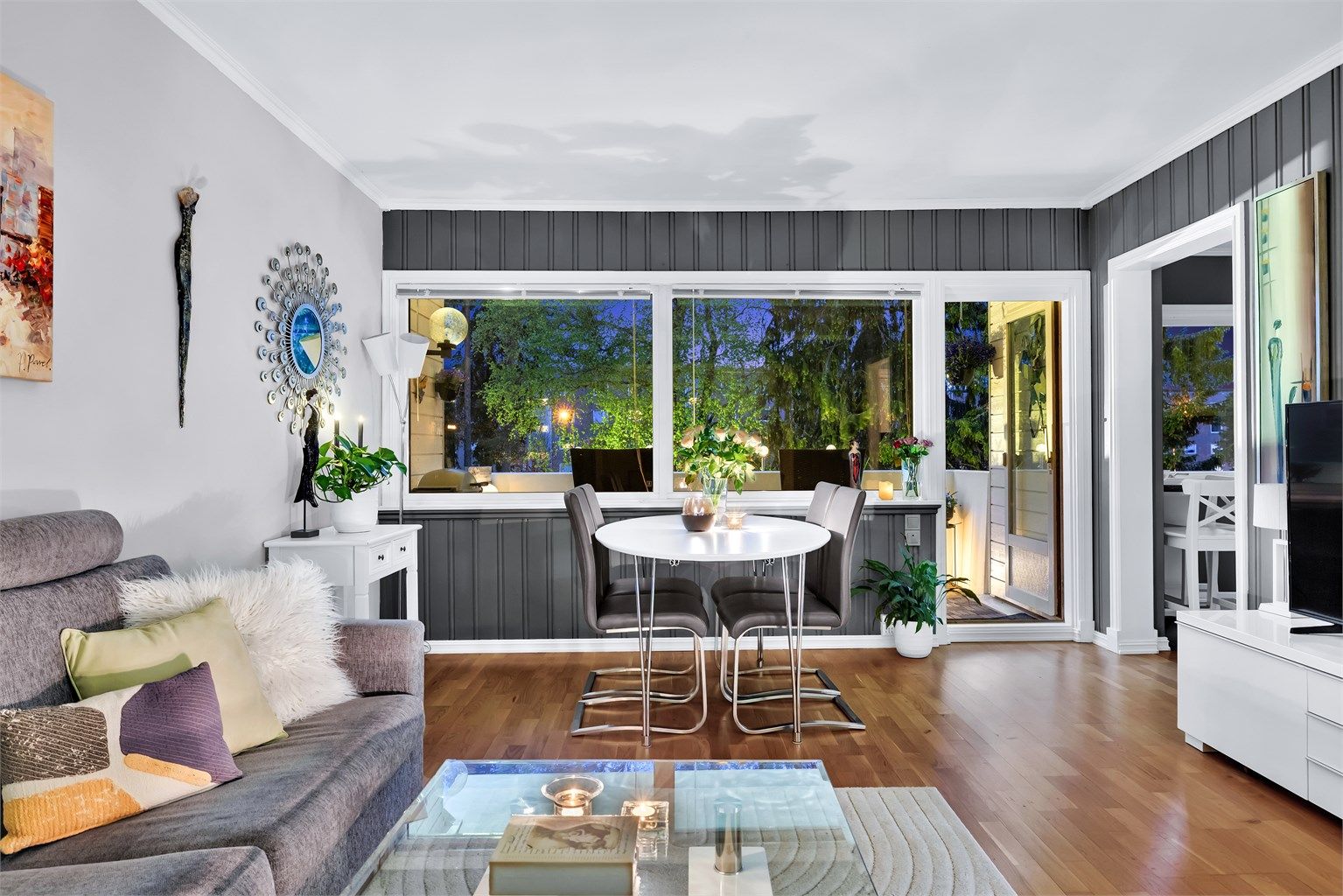 Fra stuen er det utgang til vestvendt balkong og kjøkken i praktisk og umiddelbar tilknytning.