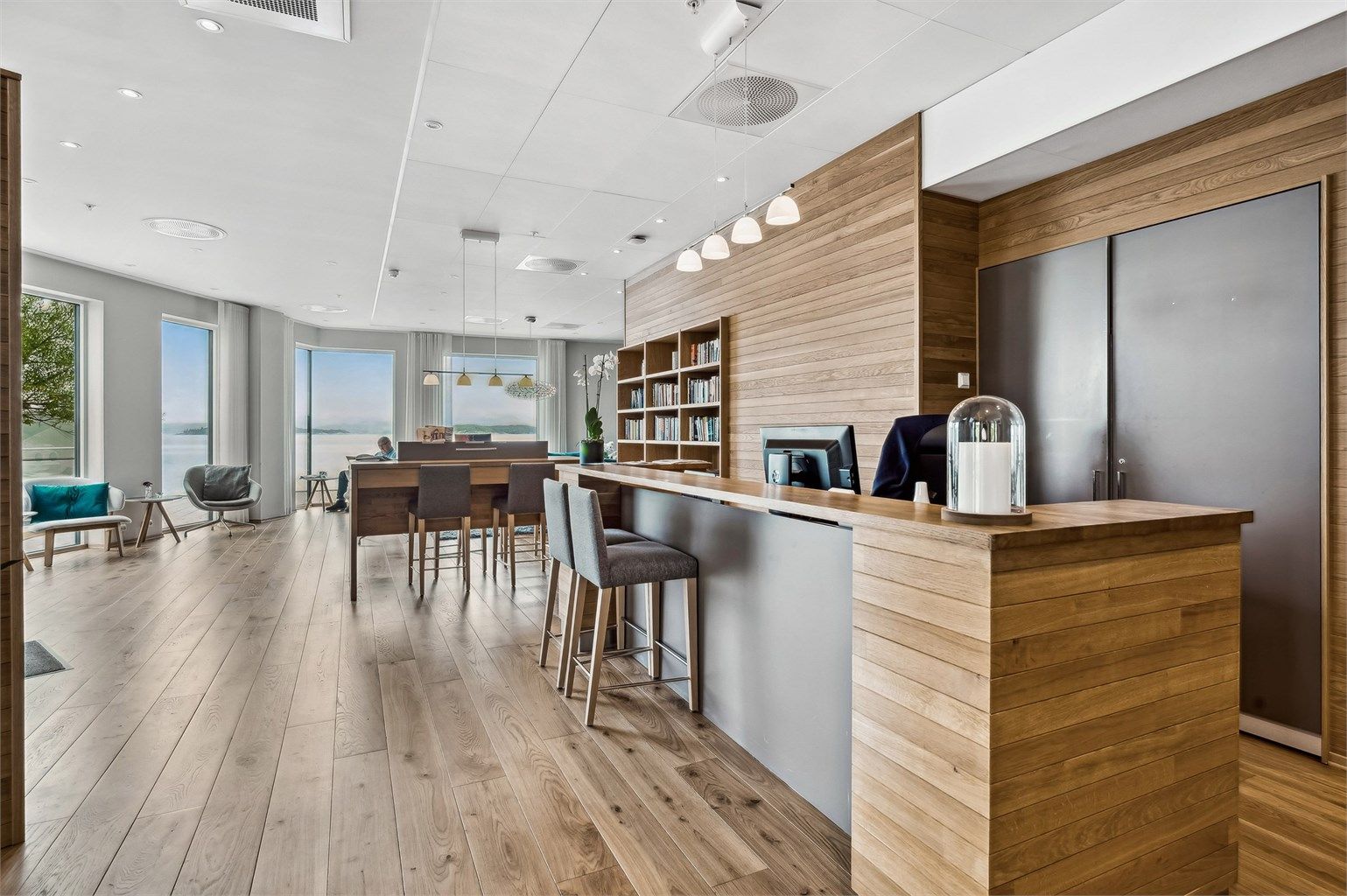 Resepsjonsområde, hvor man kan sette seg ned for å besøke andre beboere og ta en kaffe .