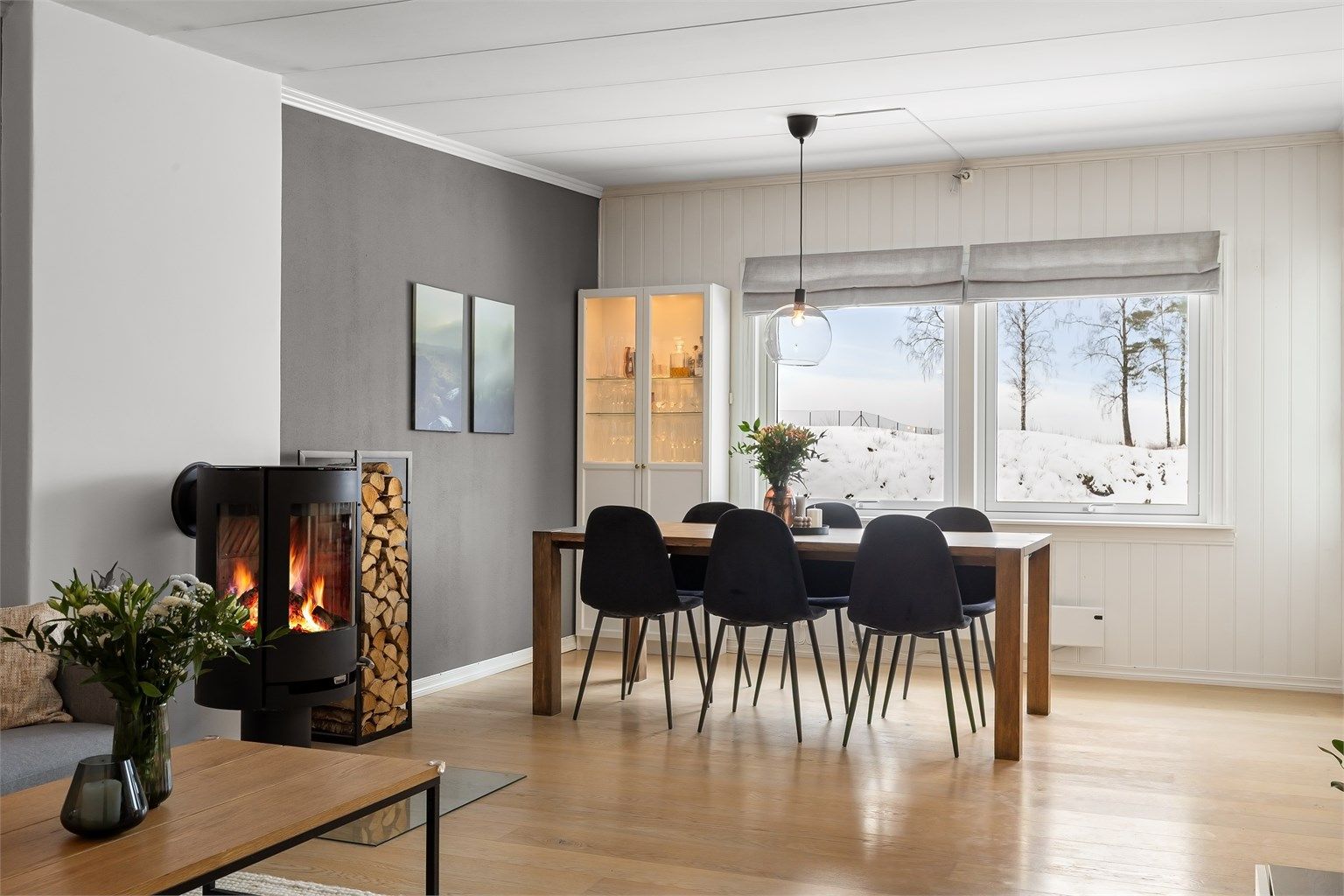 Leiligheten oppleves lys og hyggelig hvor det er enkelt å trives