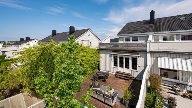 Enderekkehus m/innredet kjeller. 1 sov, 2 bad,2 kjøkken, hobbyrom og loftsrom. Terrasse og balkong. Parkering i gate.