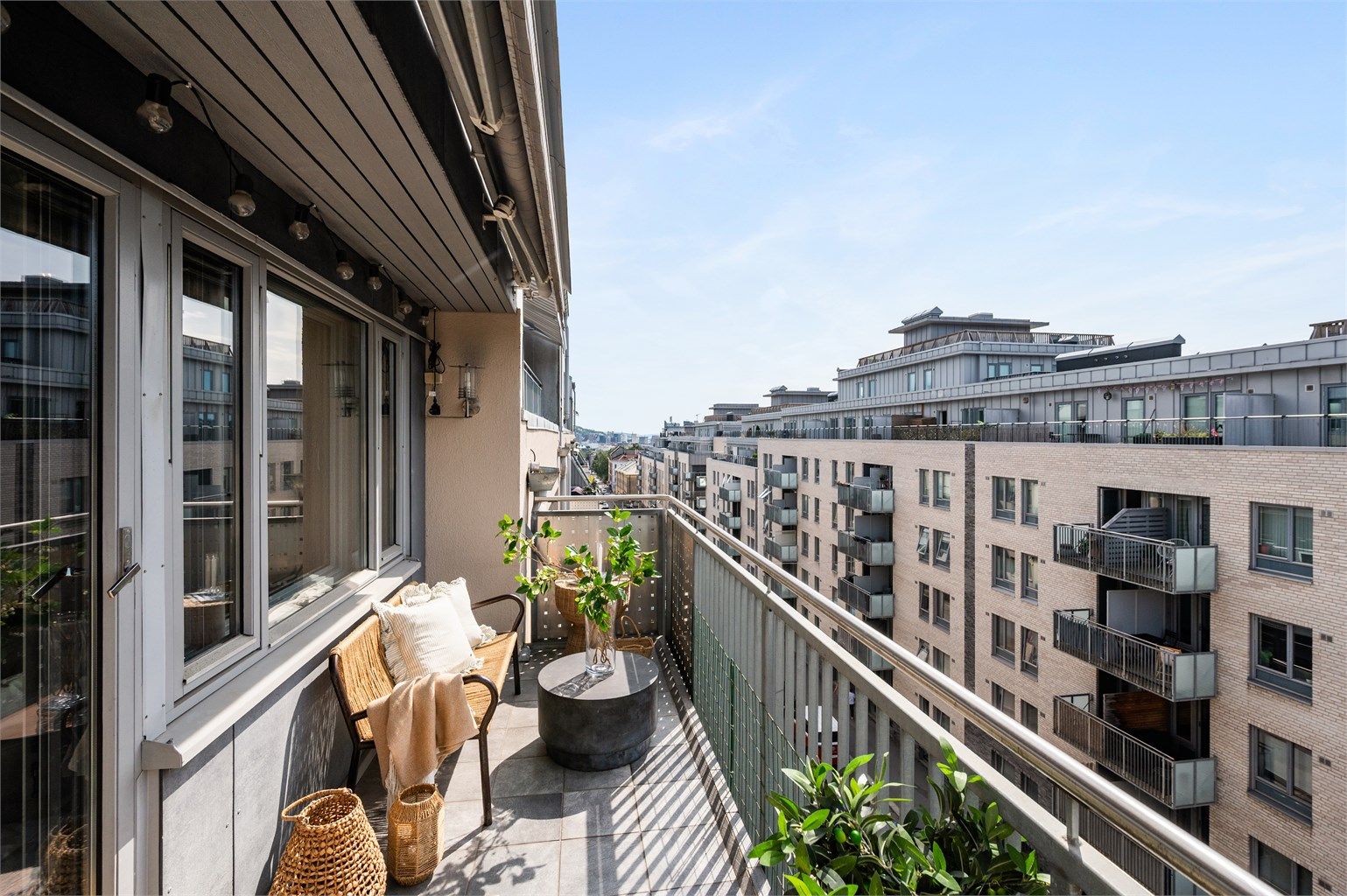 Den vestvendte balkongen på ca. 8 m² har god plass til sittegruppe og blir et naturlig samlingssted gjennom vår- og sommersesongen
