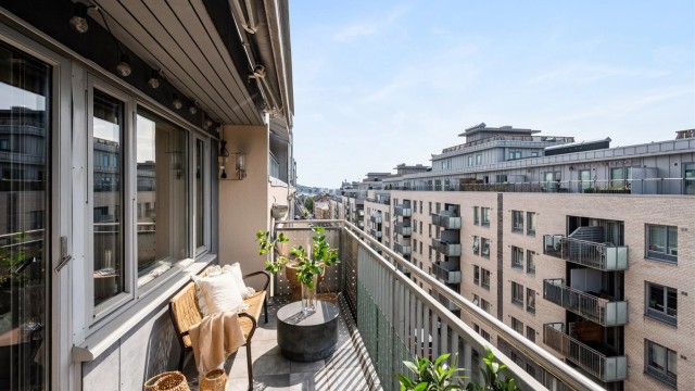 Den vestvendte balkongen på ca. 8 m² har god plass til sittegruppe og blir et naturlig samlingssted gjennom vår- og sommersesongen