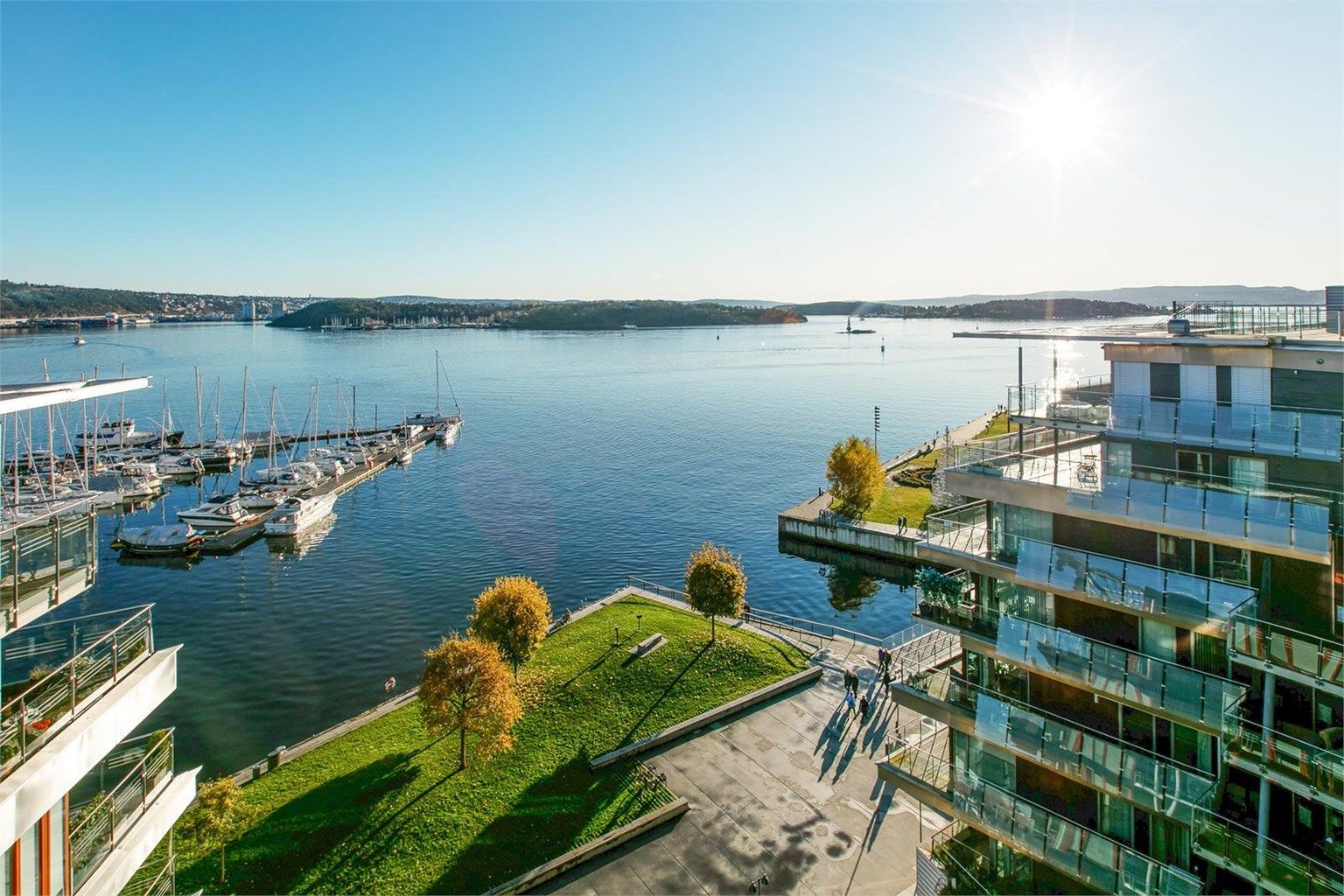 Bunnefjorden, Hovedøya og Oslofjorden kan nytes fra både terrasser, stue og soverom i øverste etasje. 
