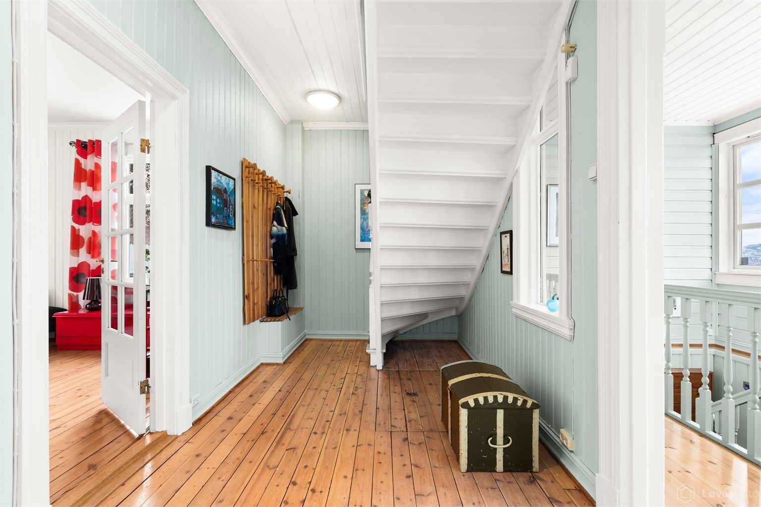 Hall med originale tregulv og god takhøyde
