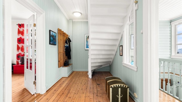Hall med originale tregulv og god takhøyde