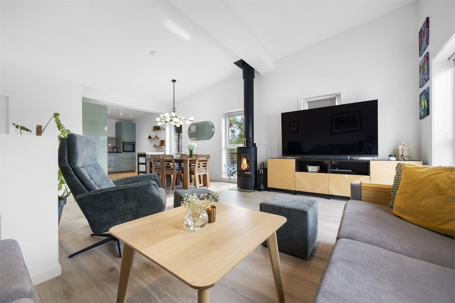 Peisovnen er sentralt plassert mellom sofagruppen og spiseplassen.