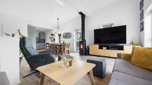 Peisovnen er sentralt plassert mellom sofagruppen og spiseplassen.