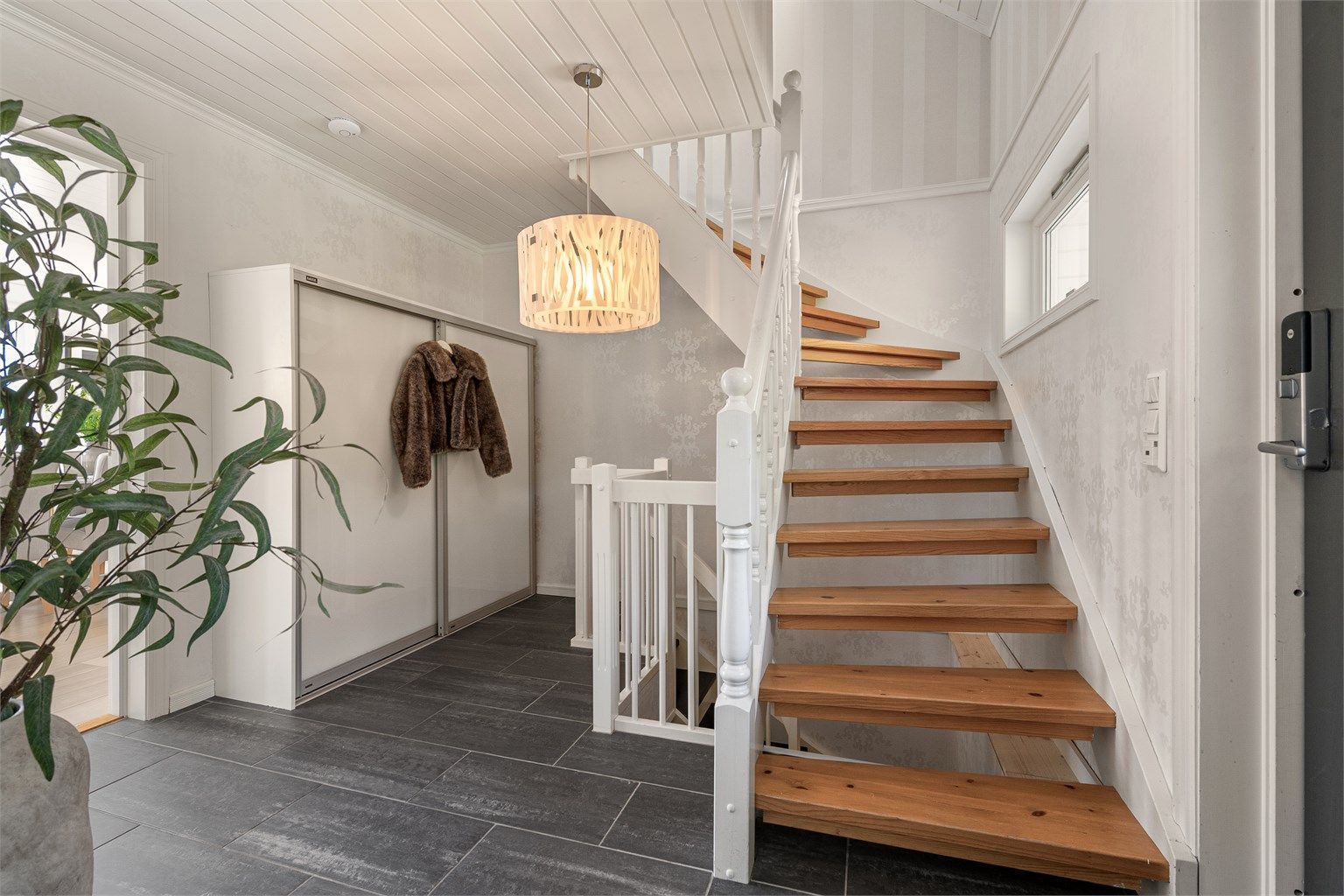Entré med flislagt gulv med gulvvarme og god plass til garderobeløsning.