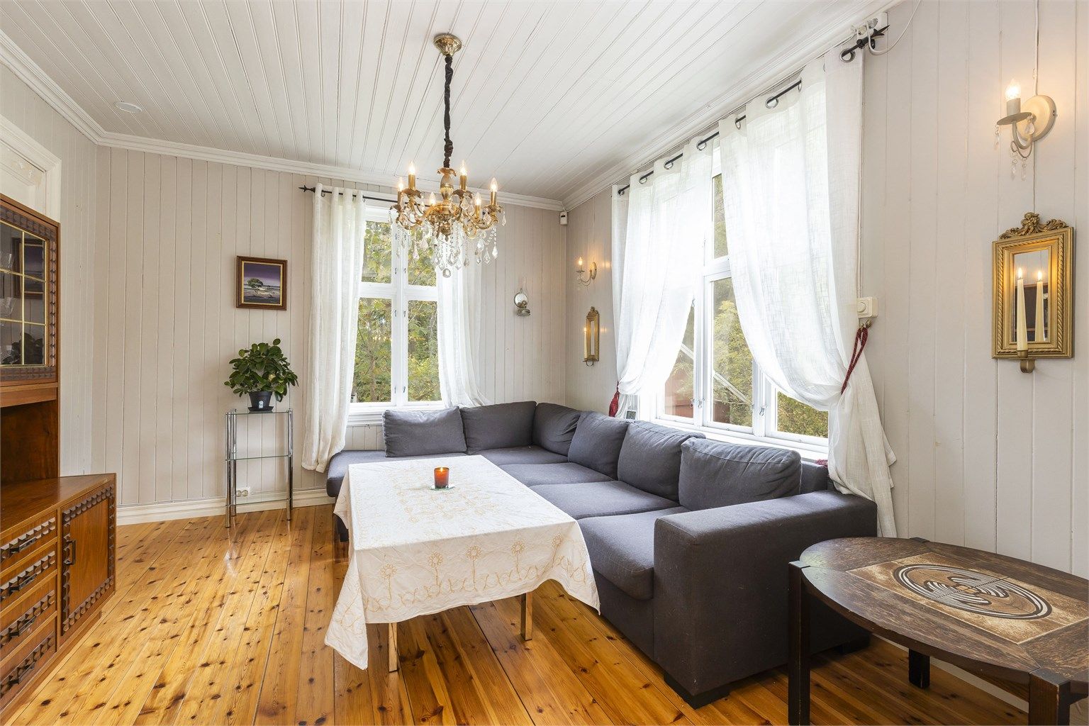 Romslig stue. God takhøyde. 