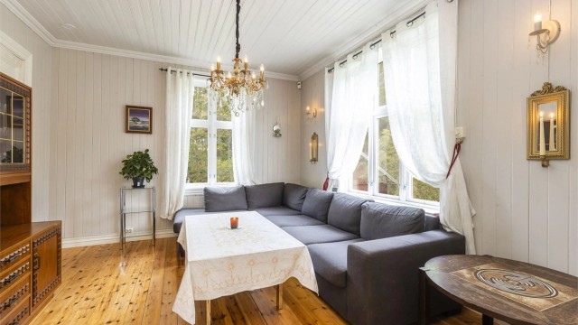 Romslig stue. God takhøyde.
