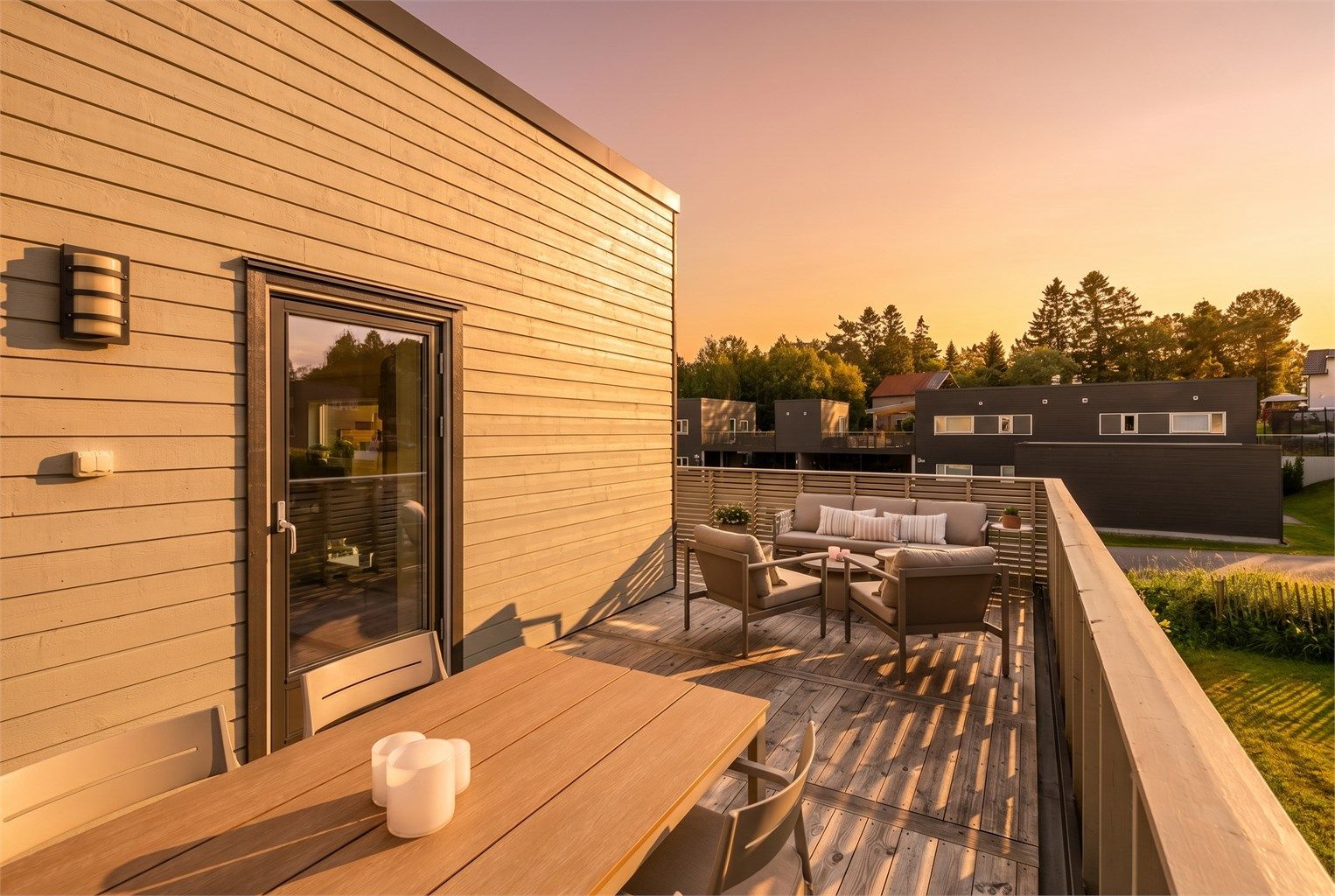 Balkongen har god plass til både spisebord og en hyggelig sittegruppe. 