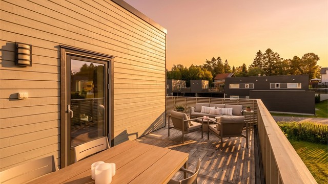 Balkongen har god plass til både spisebord og en hyggelig sittegruppe.