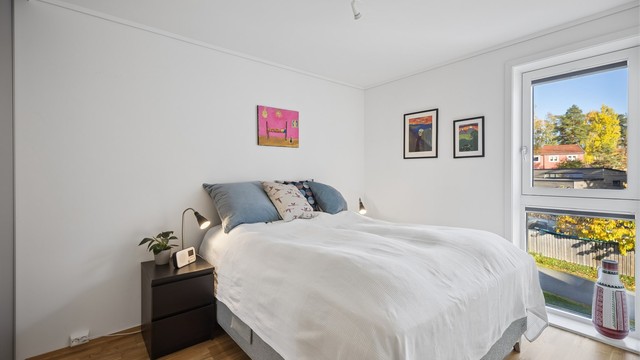 Hovedsoverommet ligger på hovedplanet og fremstår lyst og innbydende, med store vindusflater fra gulv til tak som slipper inn rikelig med naturlig lys.