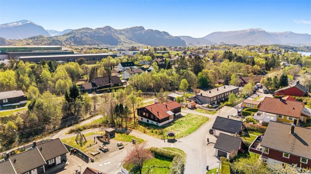 Dronebilde over boligen og nærområdet