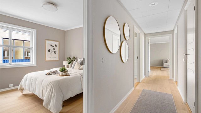 Entré med flott ny enstavs parkett på gulv, nymalte vegger i en moderne og flott farge, plass til å henge av yttertøy. Ved entré ligger begge soverom, vaskerom, bad og gjestewc.