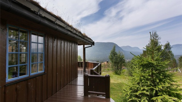 Fra terrassen og tomten er det utsikt mot fjellene og nærområdet.