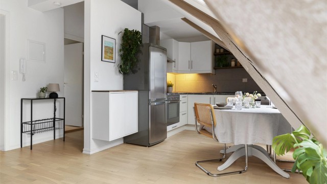 Spisegruppe får man plass til! Legg merke til de separate veggskapet som tilfører kjøkkenet ekstra oppbevaring