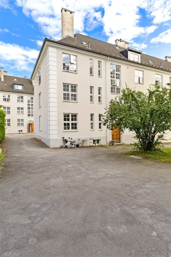 Bygget er tegnet av  arkitektene Morgenstierne & Eide og har et flott utseende fra tidlig 1900 tall. 
