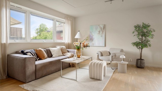 Den åpne løsningen i første etasje gir god plass til både sofagruppe og spisebord.