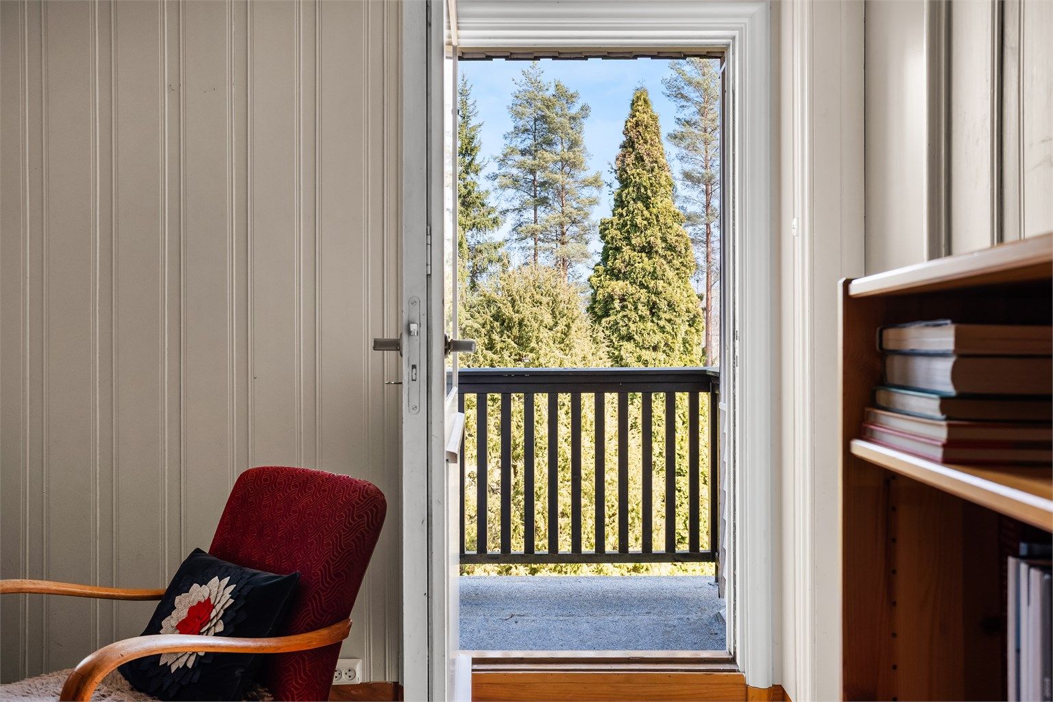 Her er det utgang til en balkong som er oppmålt til 4 kvm. 