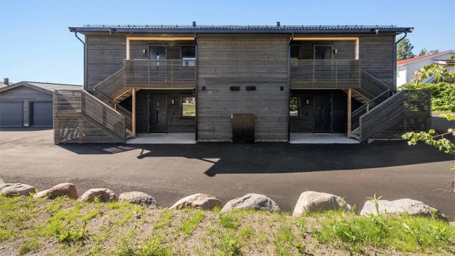 Svært godt med parkeringsmuligheter på asfaltert gårdsplass