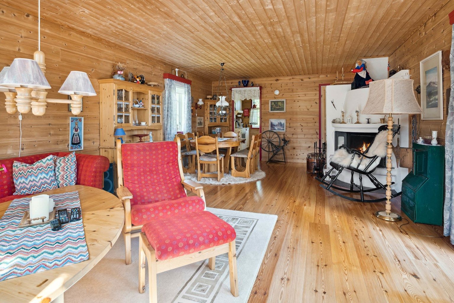 Romslig og fin stue og spisestue med gode vindusflater som gir godt med lysinnslipp.