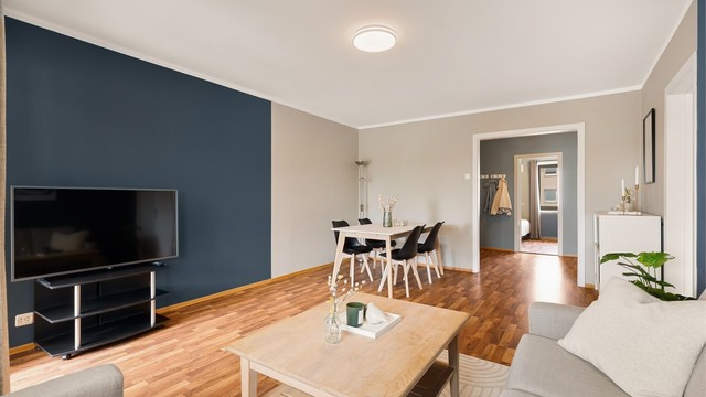 Stuen har rikelig med plass til både sofakrok og spisebord.
