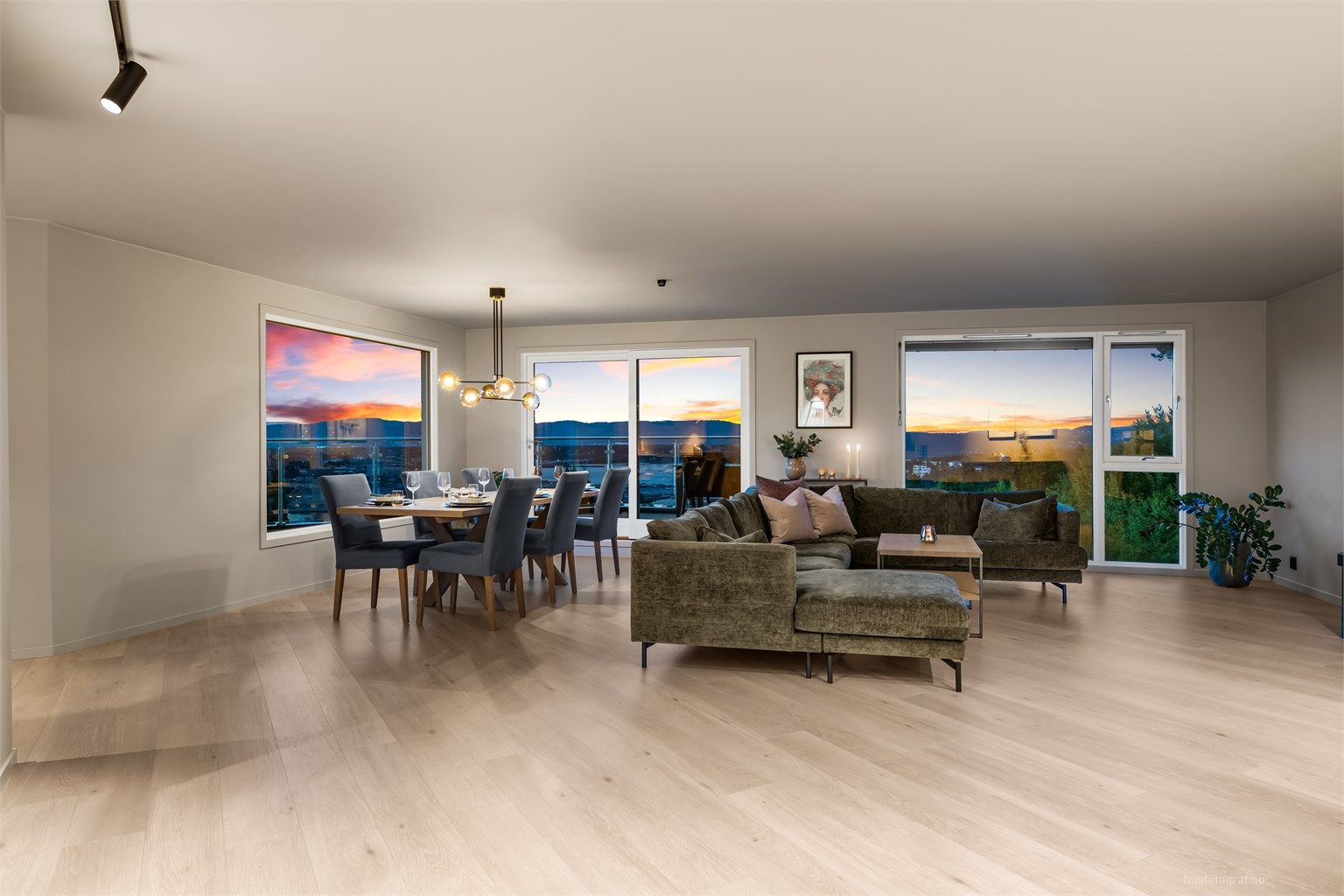 Leiligheten ble renovert i 2021 med en gjennomgående stilren utførelse