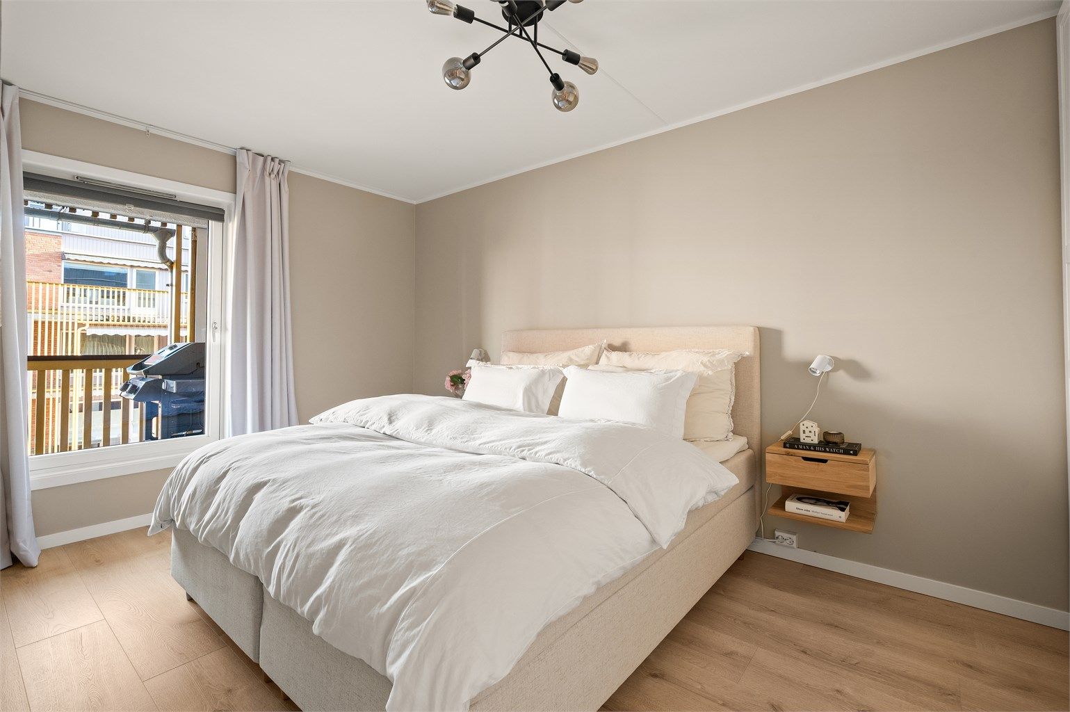 Hovedsoverommet er romslig og kan enkelt innredes med dobbeltseng og tilhørende møblement.