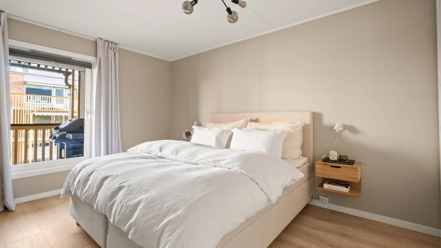 Hovedsoverommet er romslig og kan enkelt innredes med dobbeltseng og tilhørende møblement.