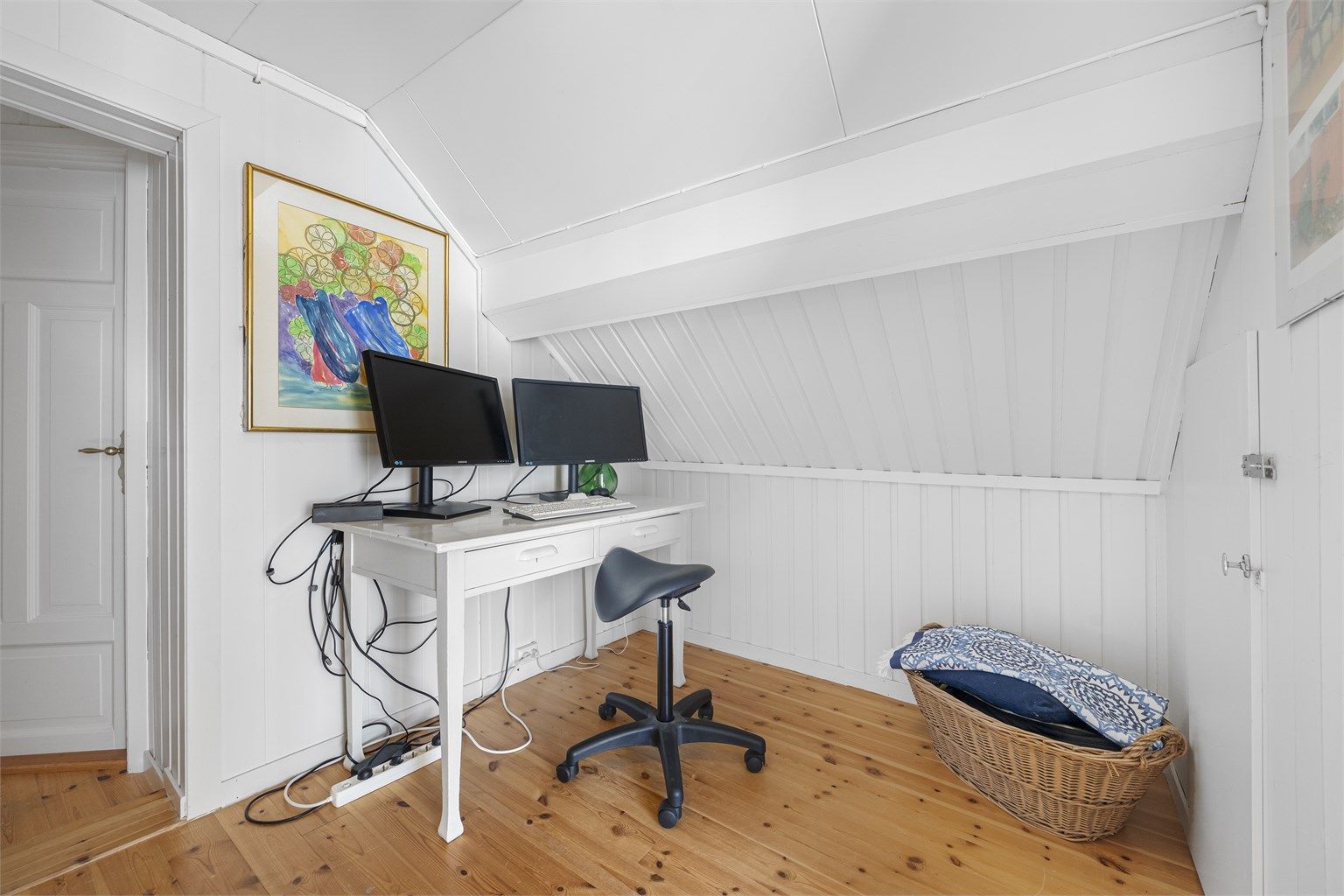 I gangen er det plass til kontoravdeling og det er knekott til lagringsplass.